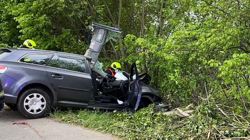 Dva muži nepřežili nehodu na výjezdu z Prahy. Policie pokutovala řidiče, kteří tragédii fotili